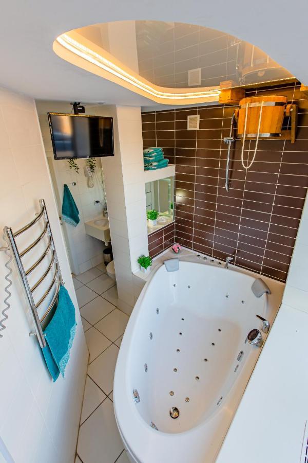 Big Jacuzzi , Sauna , Khreshchatyk Apartments Kiev Ngoại thất bức ảnh