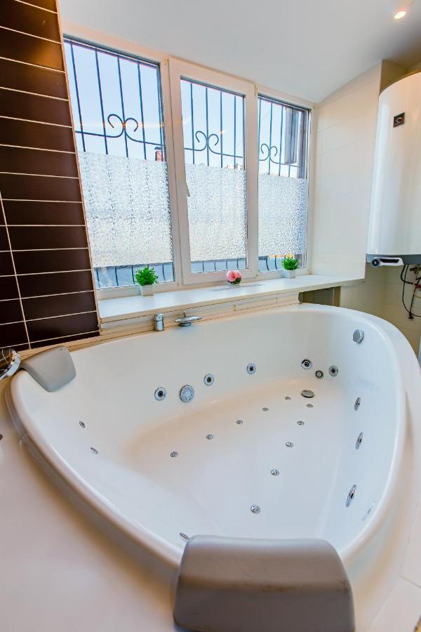 Big Jacuzzi , Sauna , Khreshchatyk Apartments Kiev Ngoại thất bức ảnh